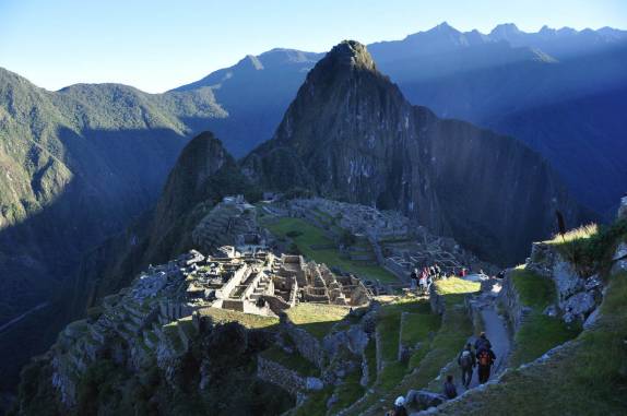O sol começa a bater nas ruínas de Machu Picchu, no Peru